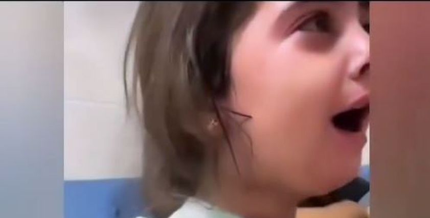 طفلة فلسطينية تنادي على والدتها بحزن