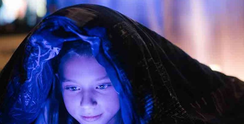 بنتي بتتفرج على أفلام أباحية.. أستشاري نفسي وأسري يجيب