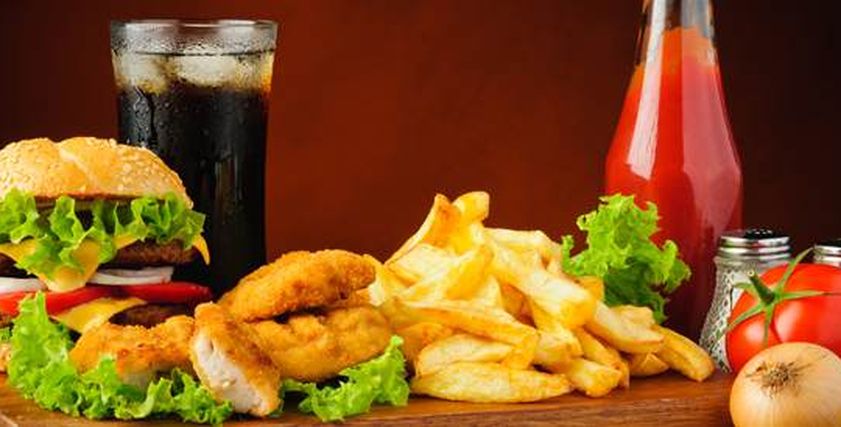 الأكلات السريعة والمطبوخة في الميكروويف تزيد الحساسية لدى الأطفال