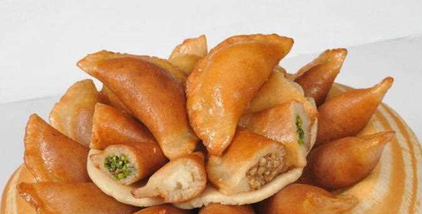 طريقة عمل القطايف بالقشطة والمكسرات